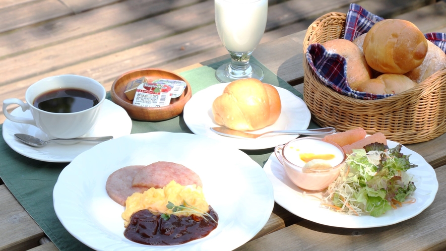 朝食　手づくりパンのバランスの良い朝食