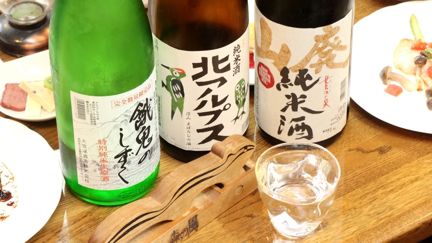 日本酒を愛する大将おすすめの地酒を取り揃えております