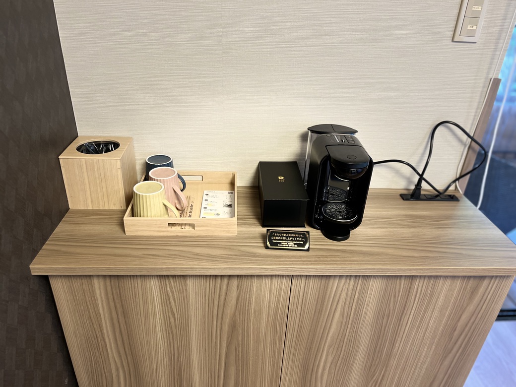 【和洋室】お部屋にはコーヒーマシンを完備し、コーヒーと緑茶のカプセルを用意。