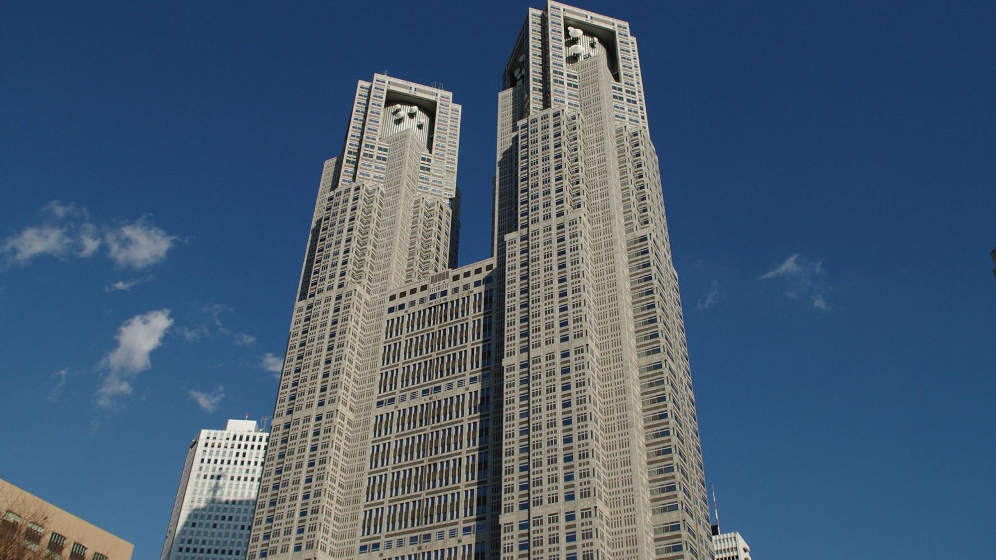 周辺観光｜都庁（公共交通機関で約34分）