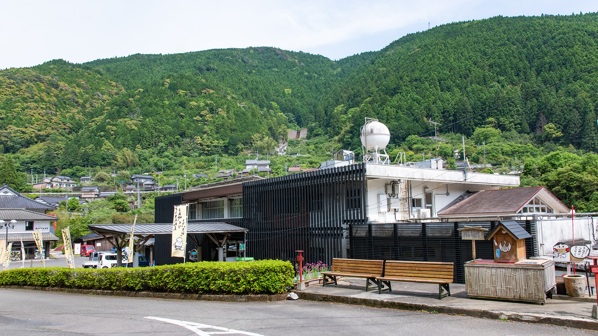 *【外観】清流・安田川が流れ、山や森の緑、川の音や虫の声に自然を感じられます！