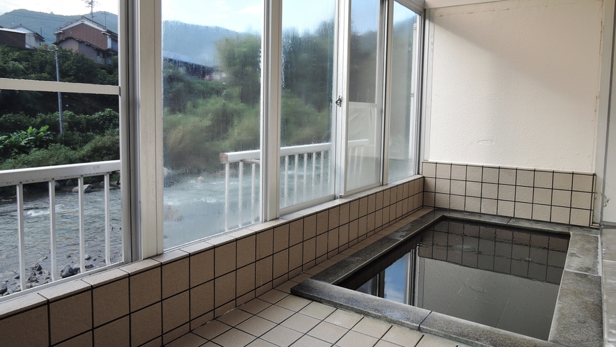 *【男湯】浴室からは安田川や馬路の山が眺められる。