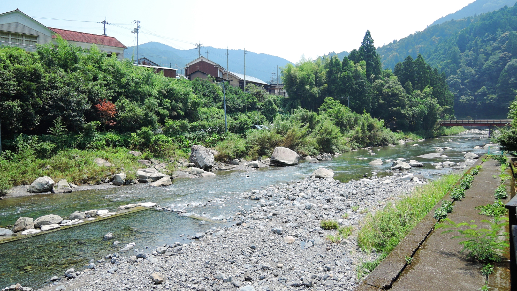 *恵まれた自然の中にある馬路温泉（ロビーやテラスからの景色）