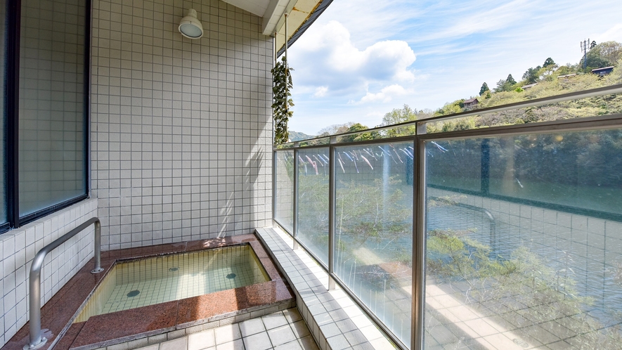 *【露天風呂/男湯】解放感あふれる露天風呂では、４月下旬～５月上旬頃に那賀川を泳ぐ『こいのぼり』も？