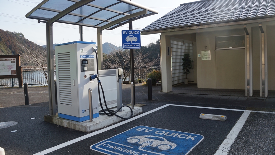 *【電気自動車充電スタンド】駐車場には充電スタンドも完備しております。