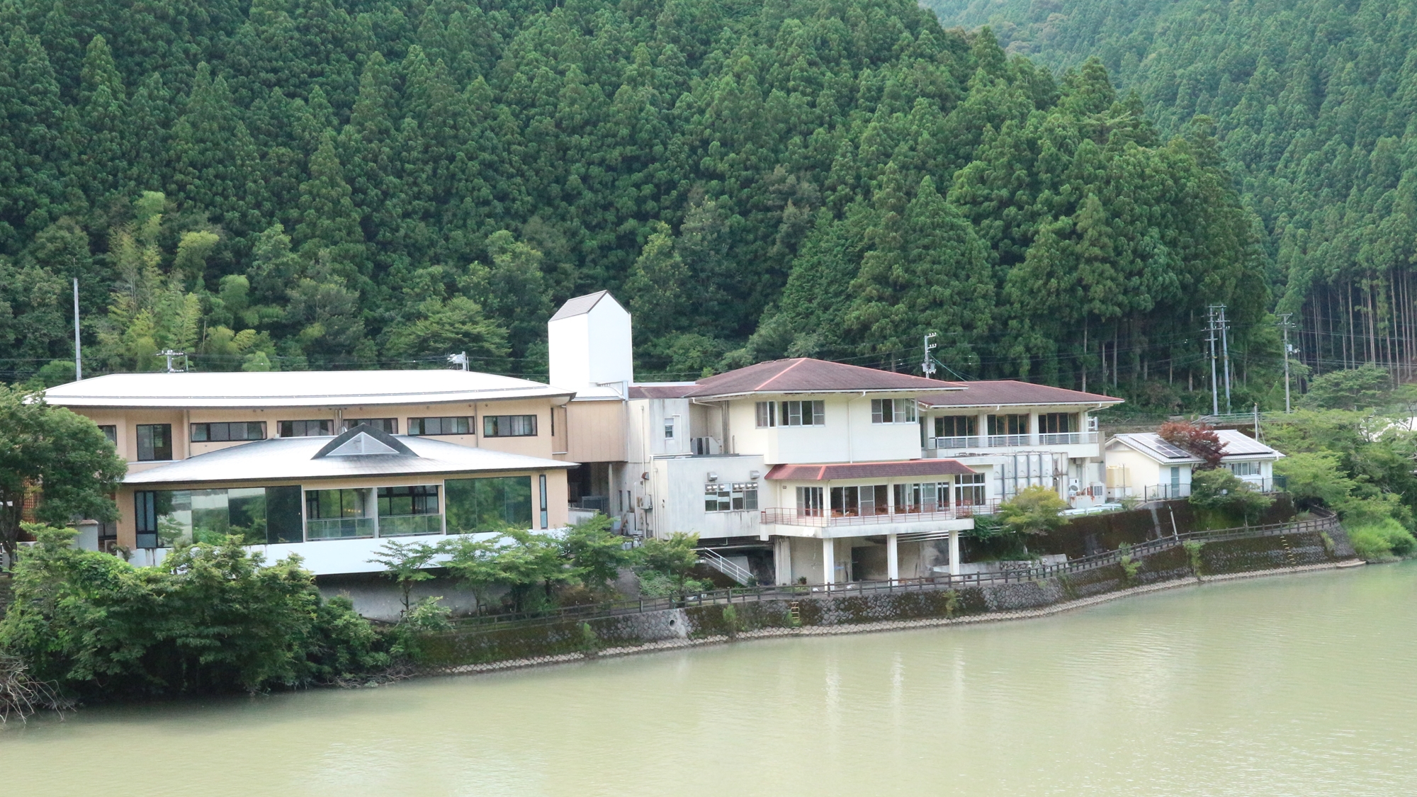 *【外観】那賀川沿いの美しい景観とともに当館がございます。