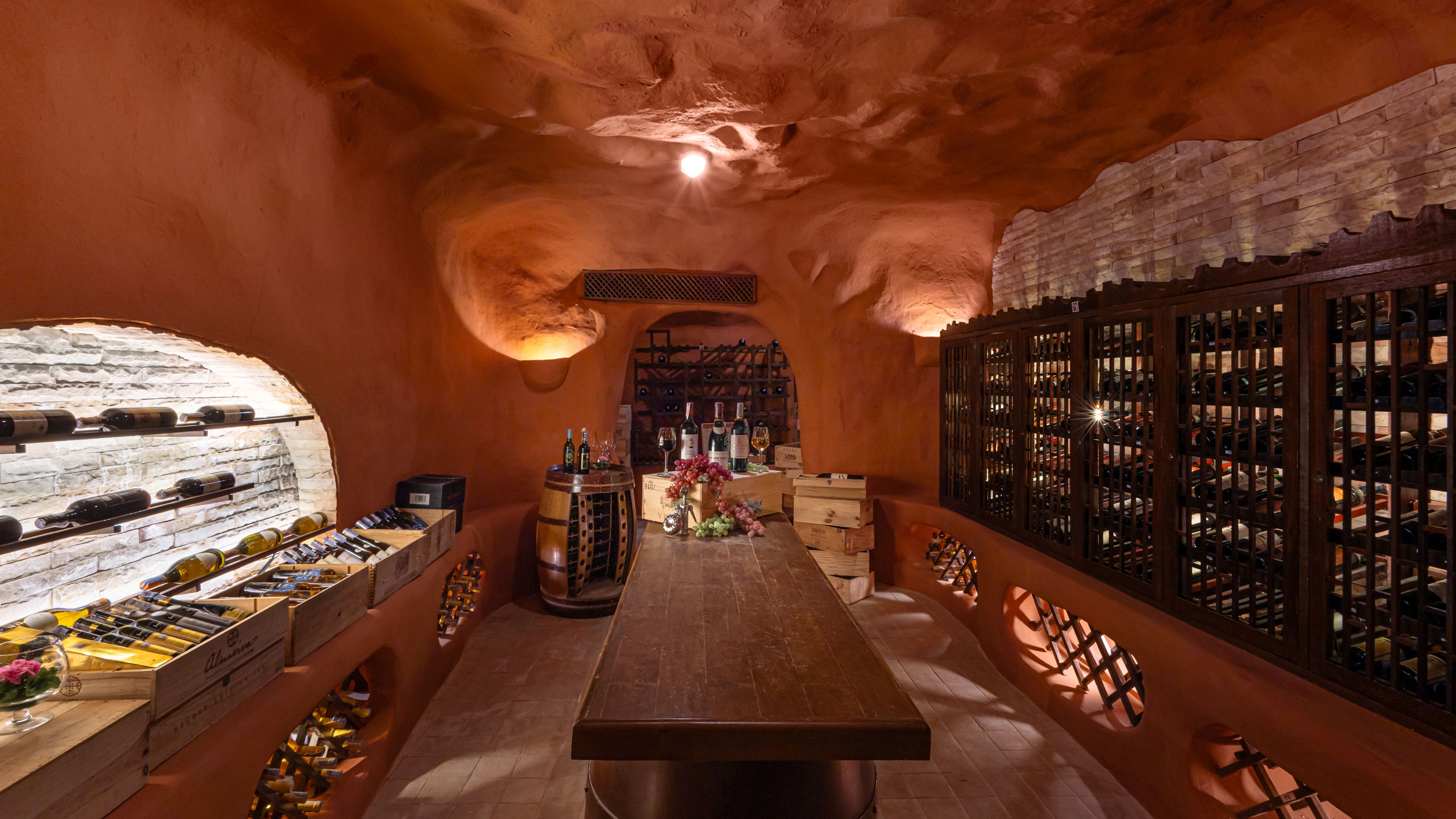 ロイヤルグリルルーム＆ワインセラー（卓越と伝統）