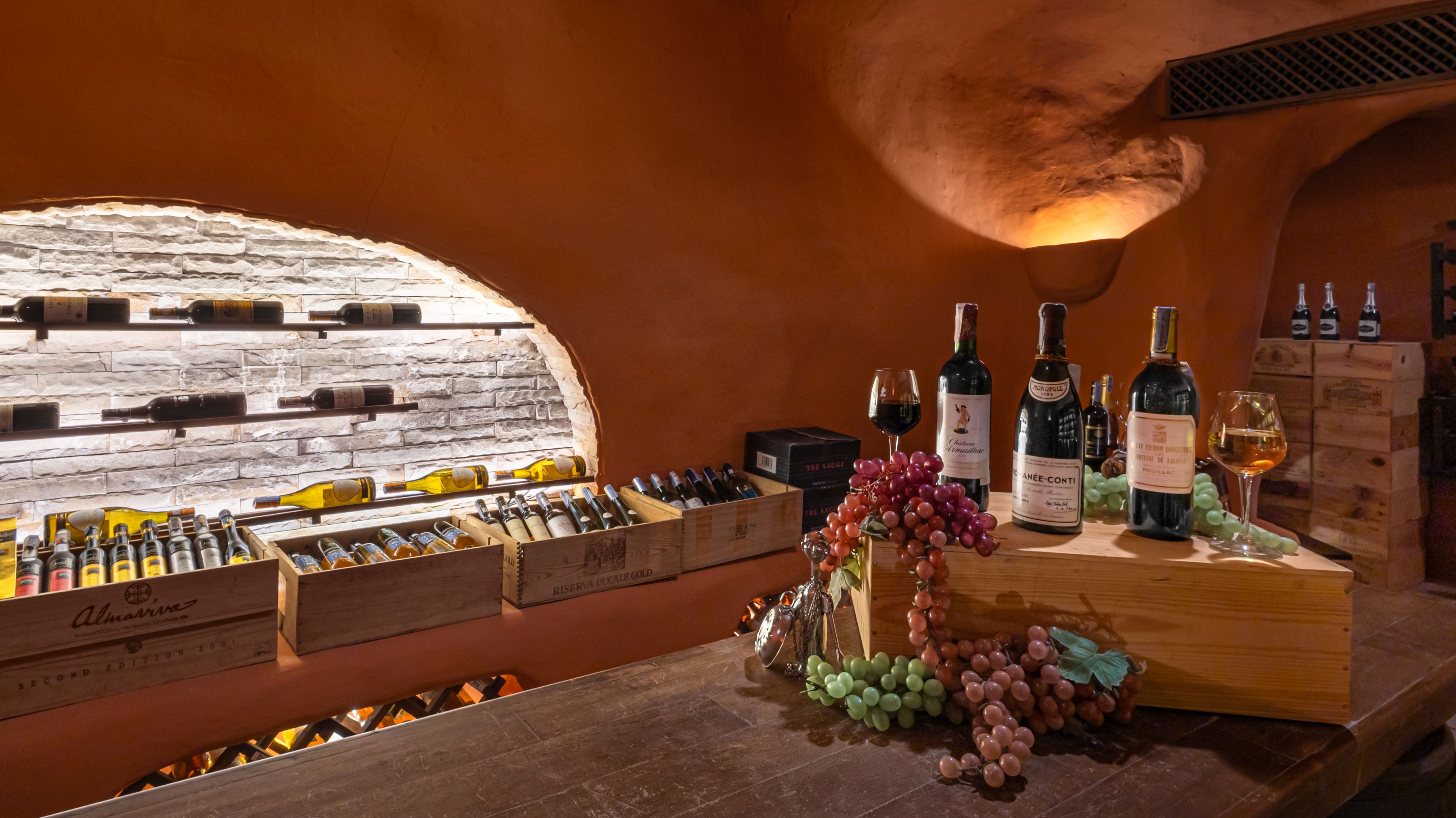 ロイヤルグリルルーム＆ワインセラー（卓越と伝統）