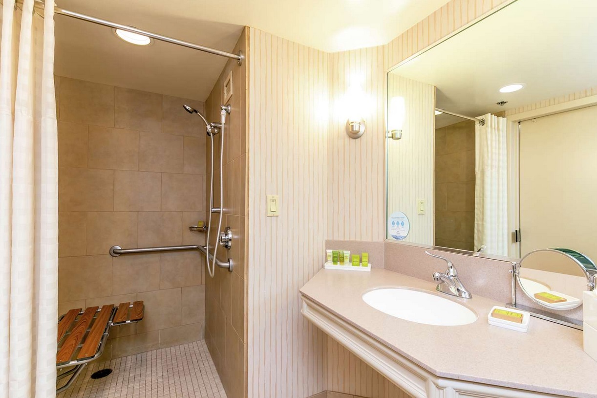 車椅子対応バスルーム　ロールインシャワー