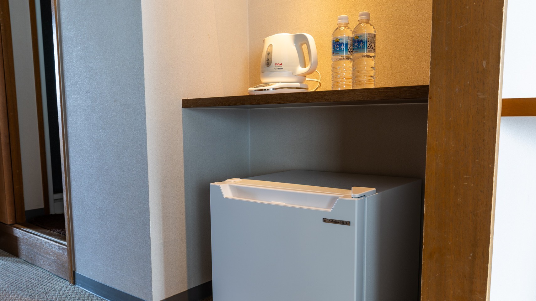 【客室設備・備品】ケトル・ボトルウォーター・冷蔵庫（空）