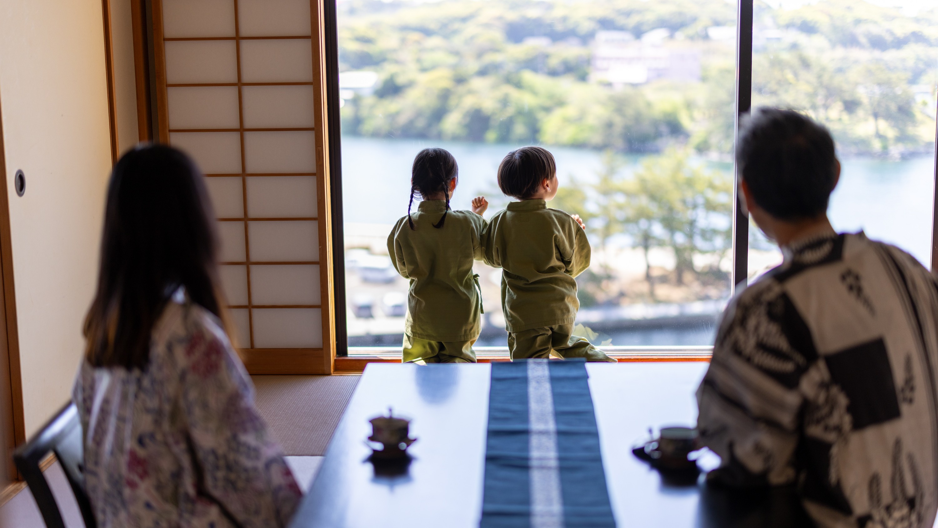 【客室から見える港風景】いろいろな船が港を行き交う様子にお子様も大興奮！