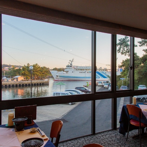 【レストランラウンジ】２階のお食事会場からも船が行き交う風景をお楽しみいただけます♪