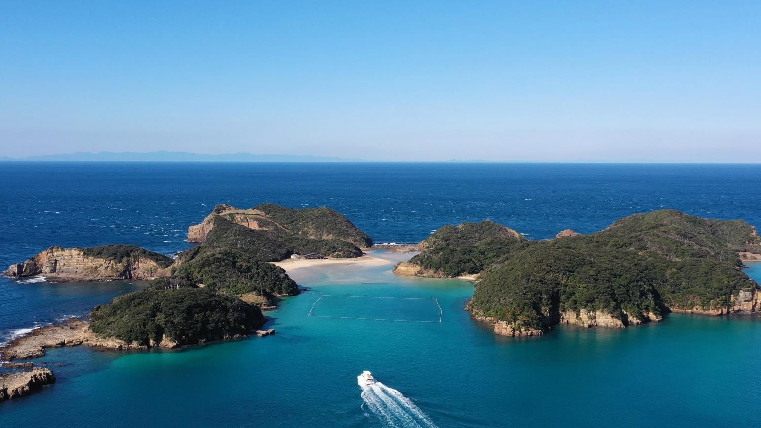 【辰ノ島海水浴場】透明度抜群！渡船で訪れる無人島の海水浴場！