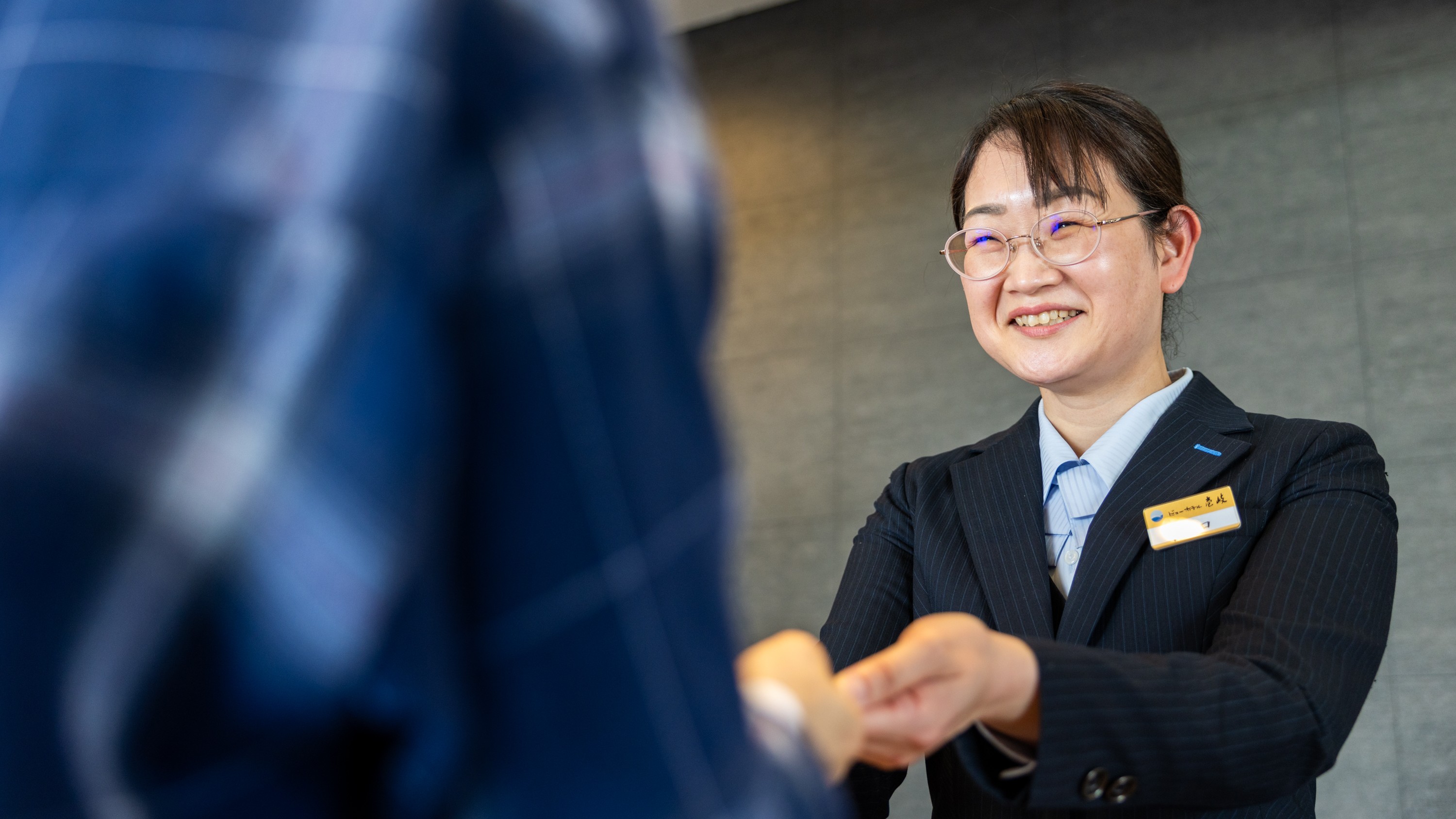 【フロント】明るい笑顔でお客様をお出迎え♪