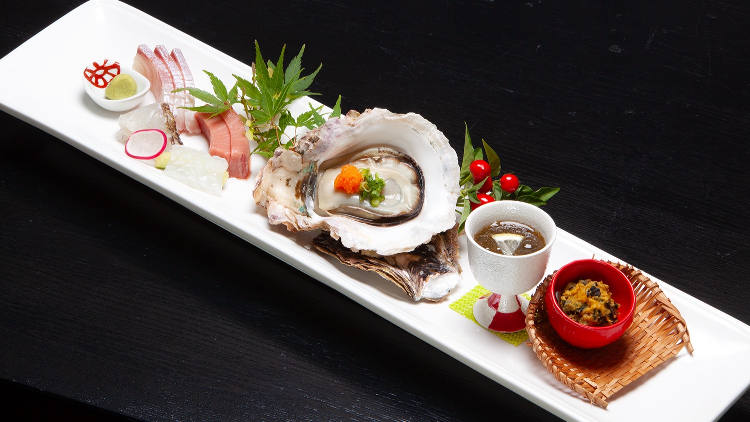 【壱岐のトラフグ会席】白長皿の前菜には迫力満点の岩牡蛎を付けちゃいます！