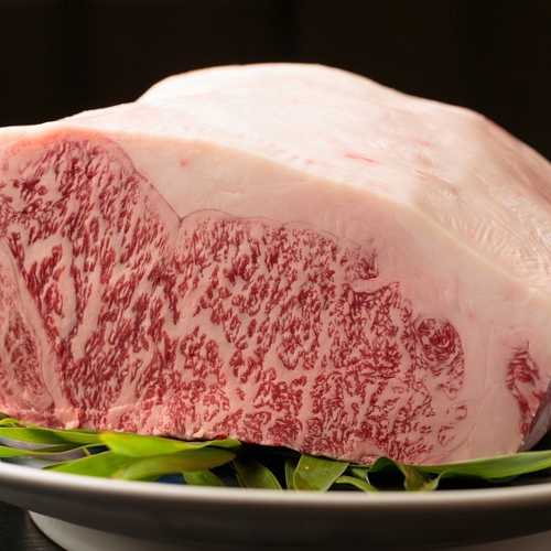 【別注料理】壱岐牛の肉質はきれいな霜降りでとても柔らかく、上品で口当たりの良い最高級の逸品です。
