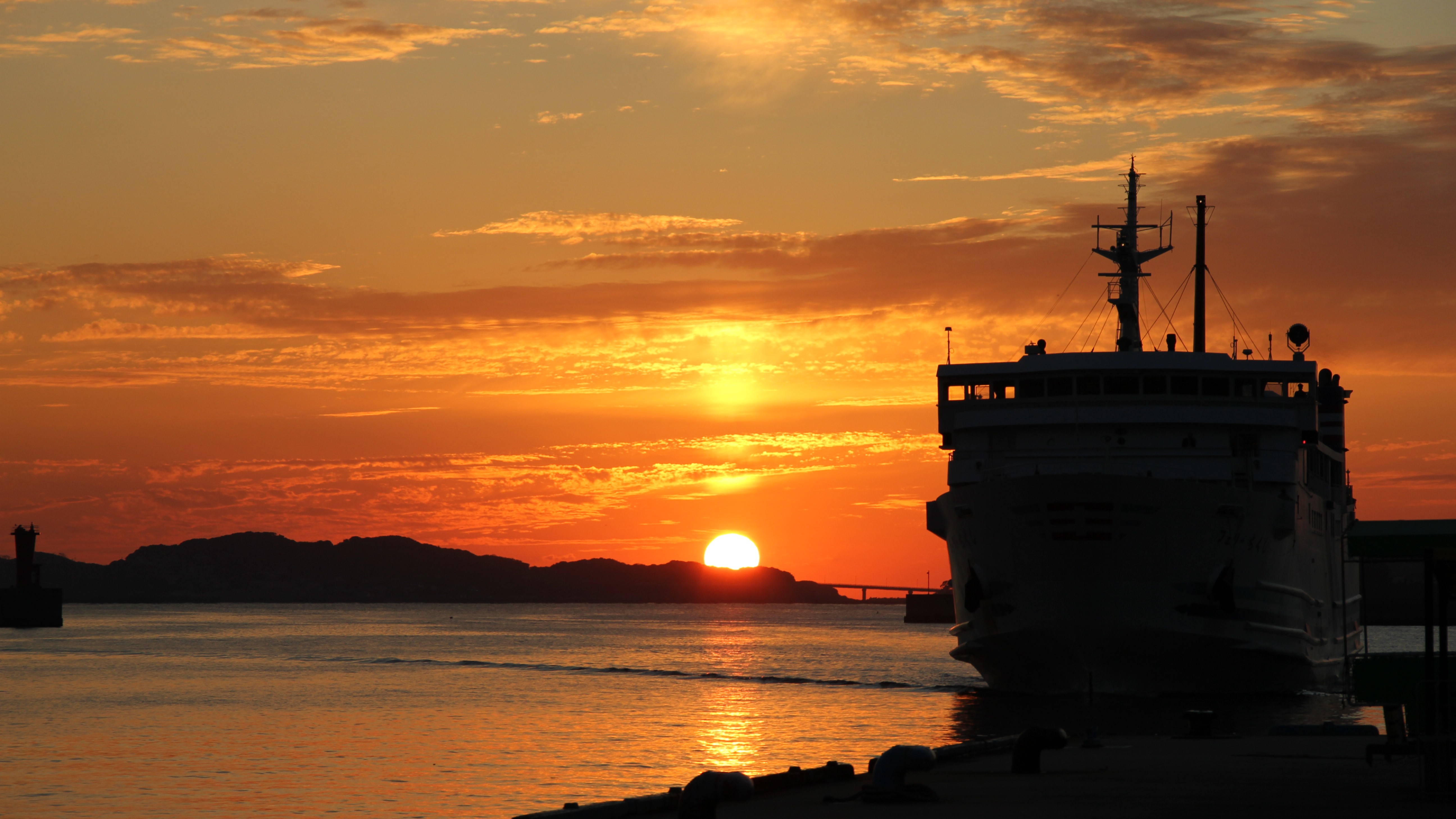【カラフルな空色】島ならでは！天気や気候によって色彩の異なる夕日が見られます♪