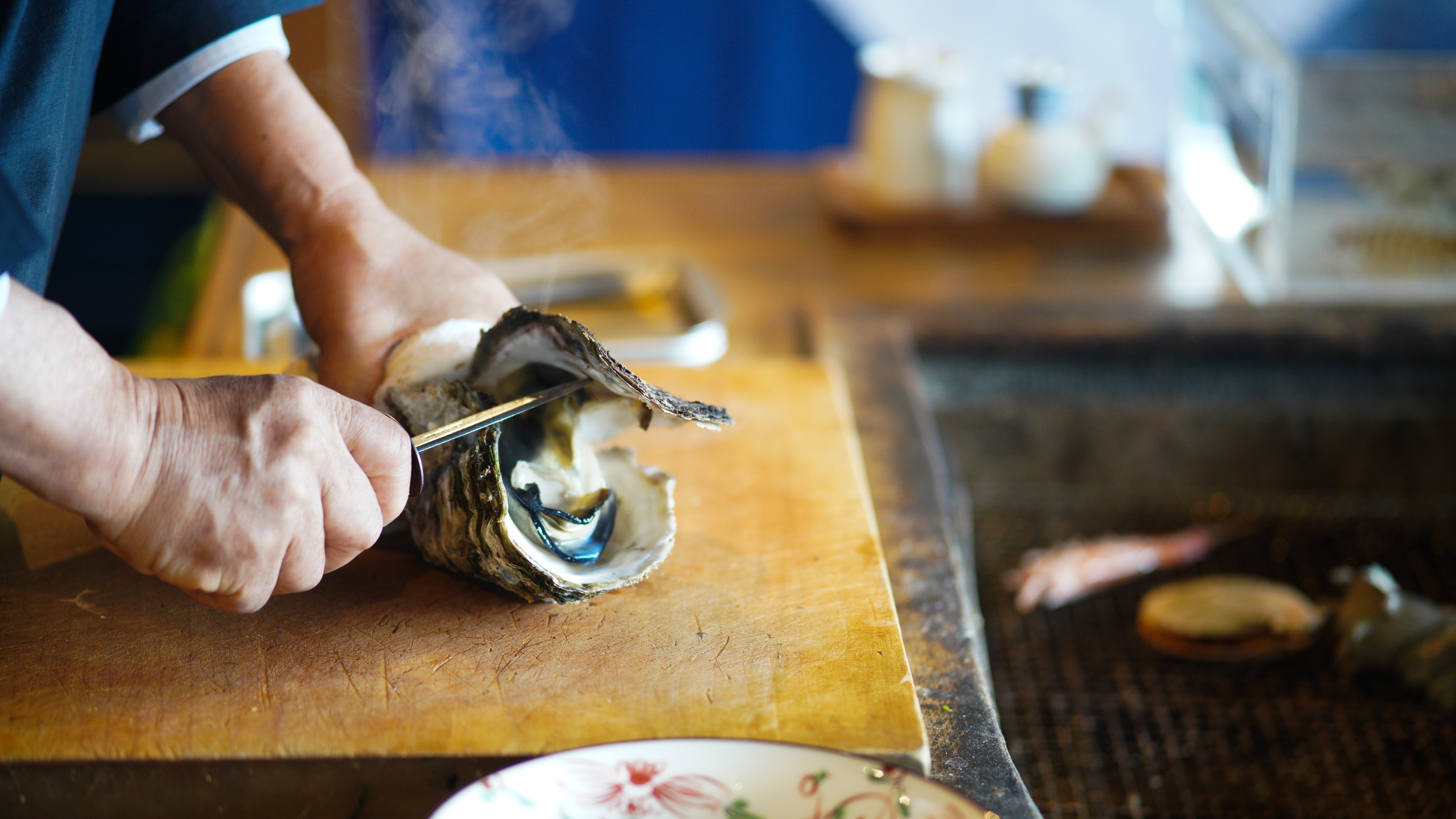 【磯あそび会席】炭火で焼いた牡蛎は旨味が凝縮した絶品！