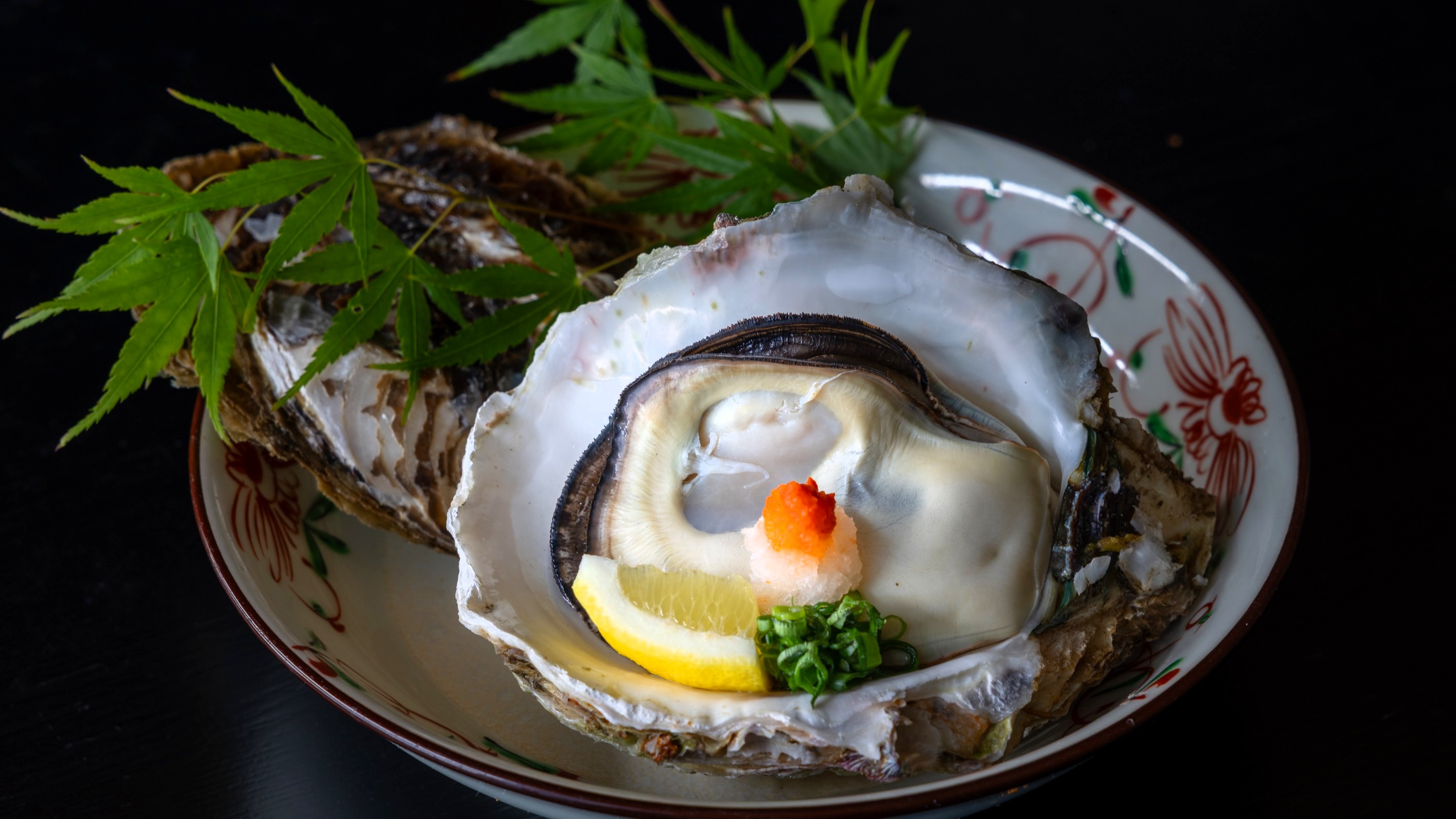 【別注『岩牡蛎』（焼き）】4月中旬～10月中旬＞こぶしほどもある大きな岩牡蛎にびっくり！