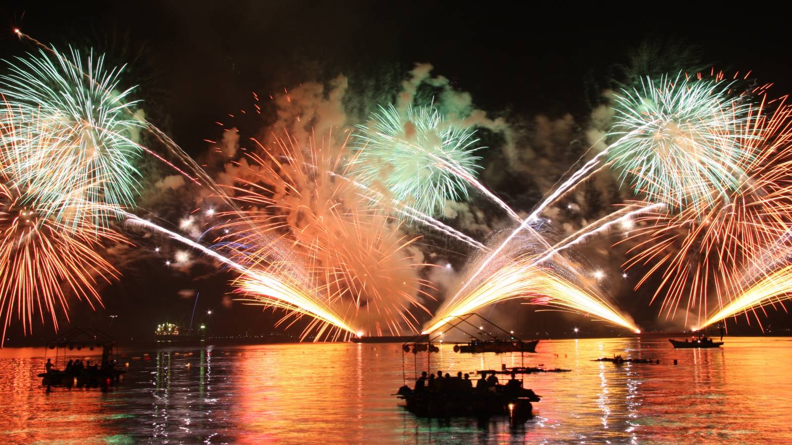 宮津燈籠流し花火大会　宮津湾と空を鮮やかに染め上げる海上スターマイン　当館より車で約15分