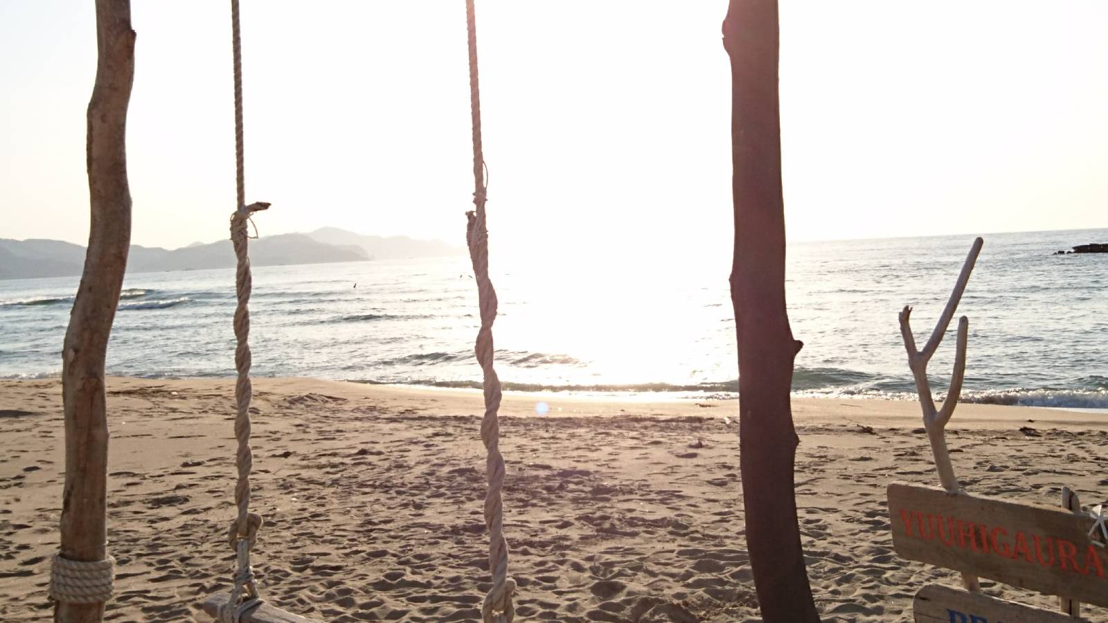 夕日の名所で、丹後を代表する美しい夕景は旅人の心を癒してくれます。当館より車で約45分