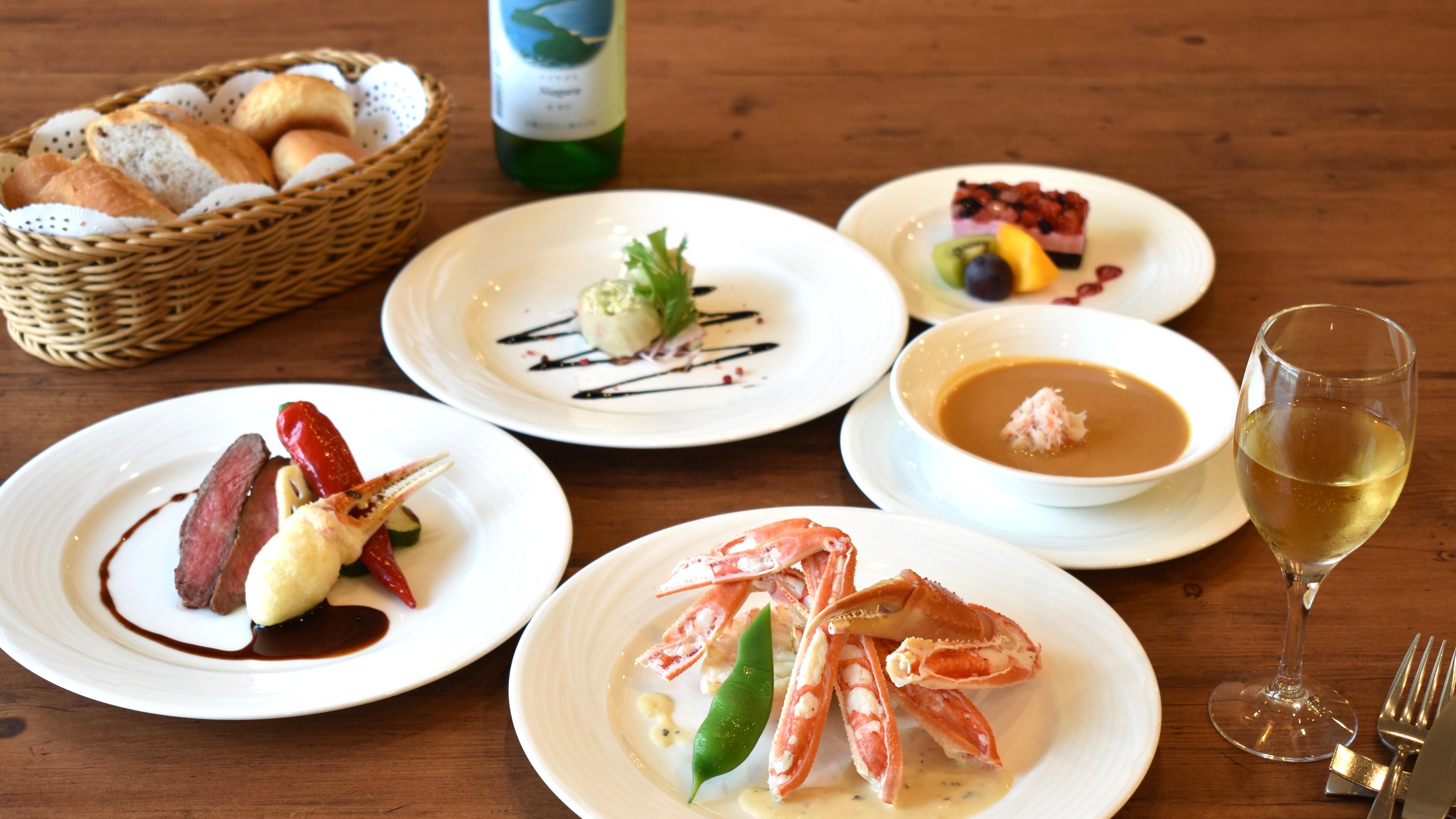 【かに創作フランス料理】冬の味覚・かにをシェフがコース仕立てでお届け