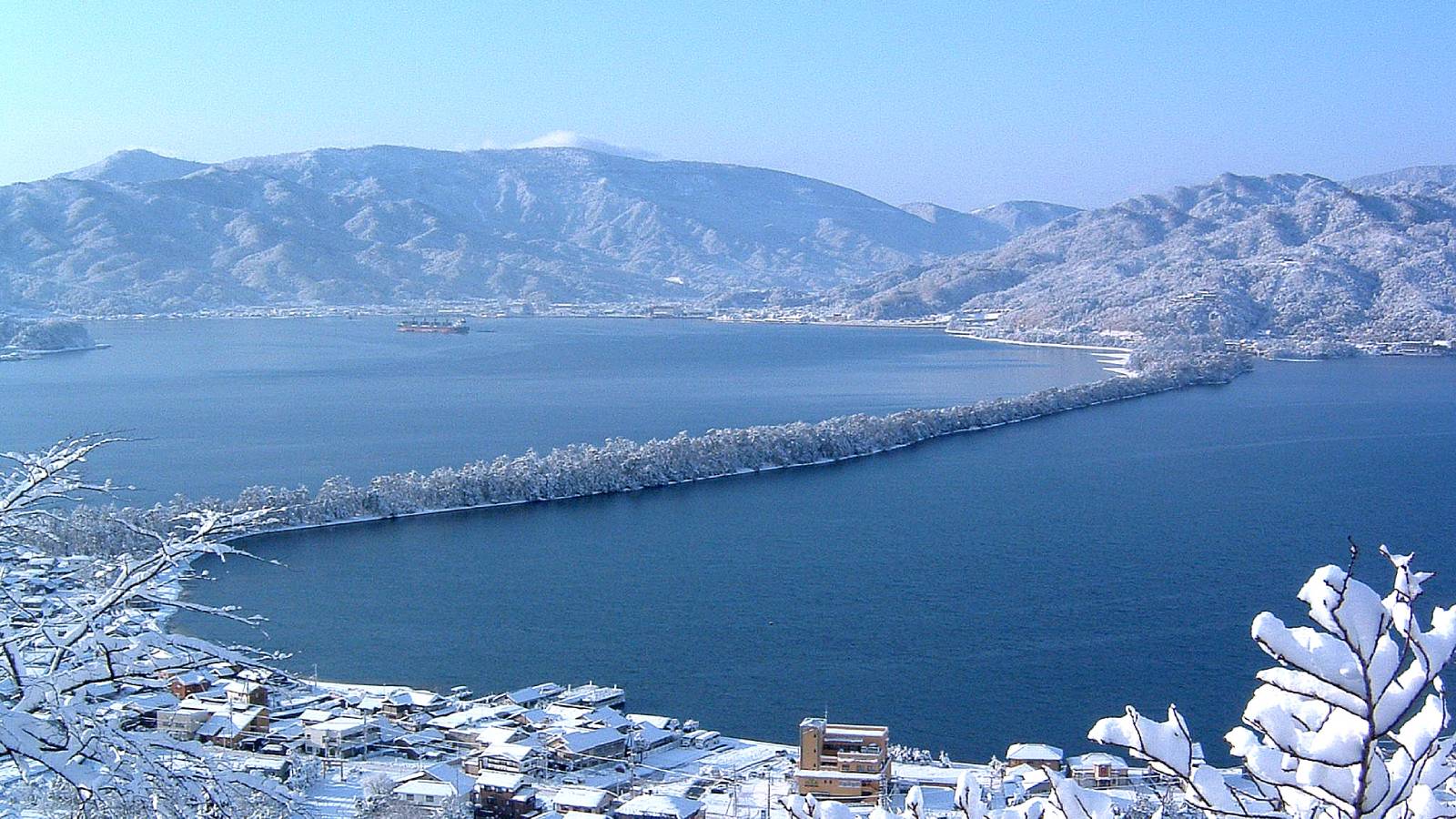 雪化粧でおおわれた天橋立