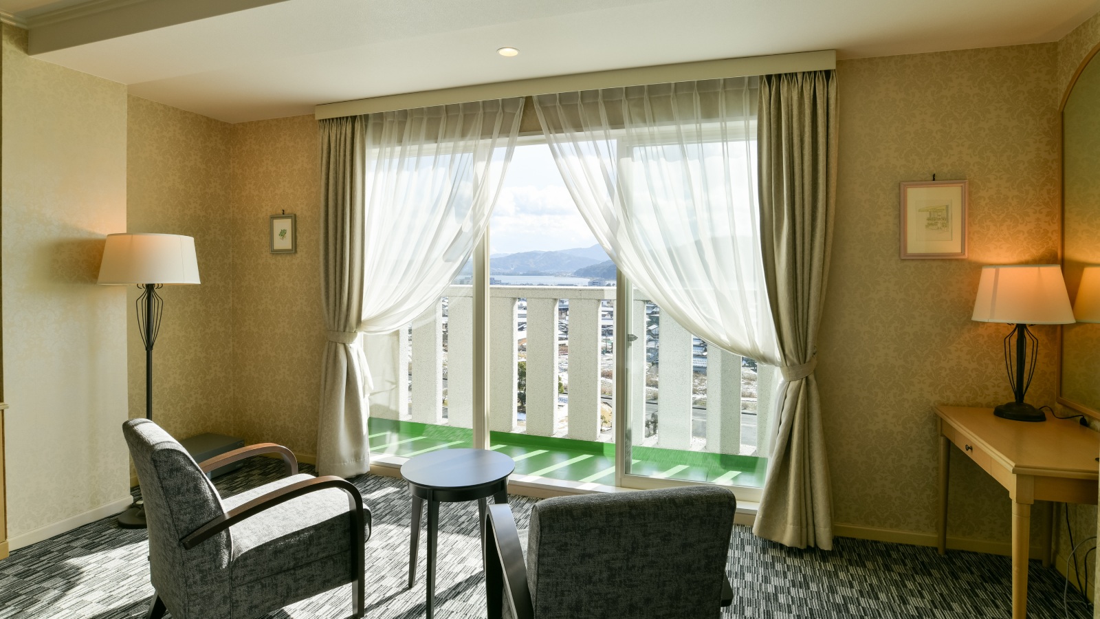 高台に建つ当館で流れる景色をゆっくりとお楽しみください。