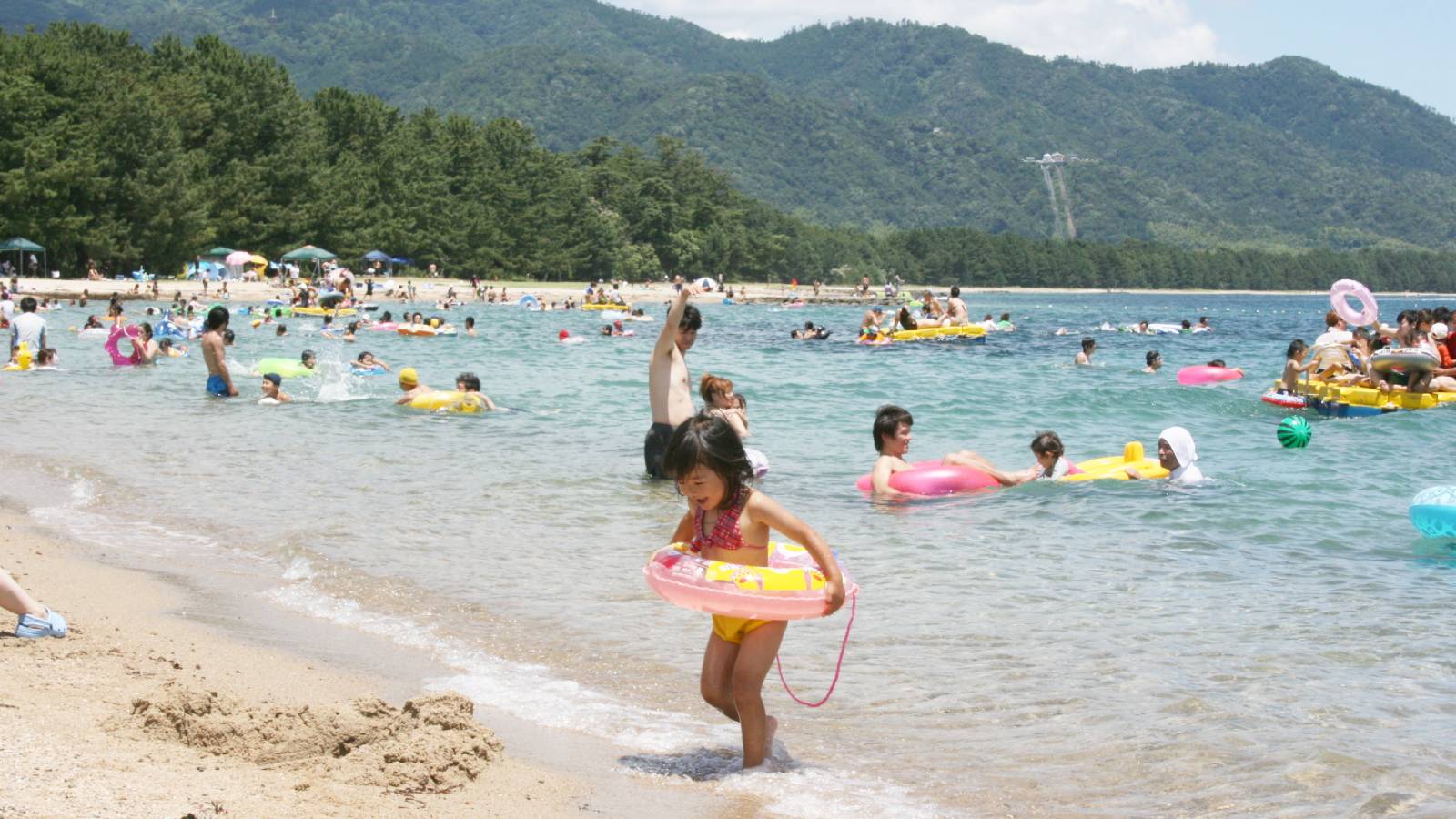 天橋立海水浴場　透明度の高い海と綺麗な砂浜が特徴的　当館より車で約15分