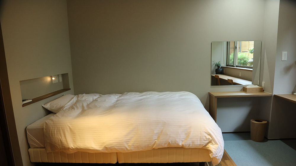 【ダブルベッドで快適に睡眠・角部屋確約】ロングカウンターのある客室でゆったり素泊まりプラン