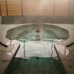 大浴場(貴妃湯)/花びらをモチーフにした湯船の中心から、美人湯が溢れだす。