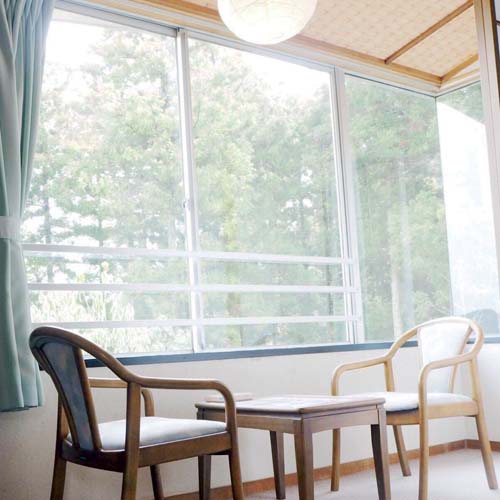 【花尾館】１０畳和風客室；応接セット