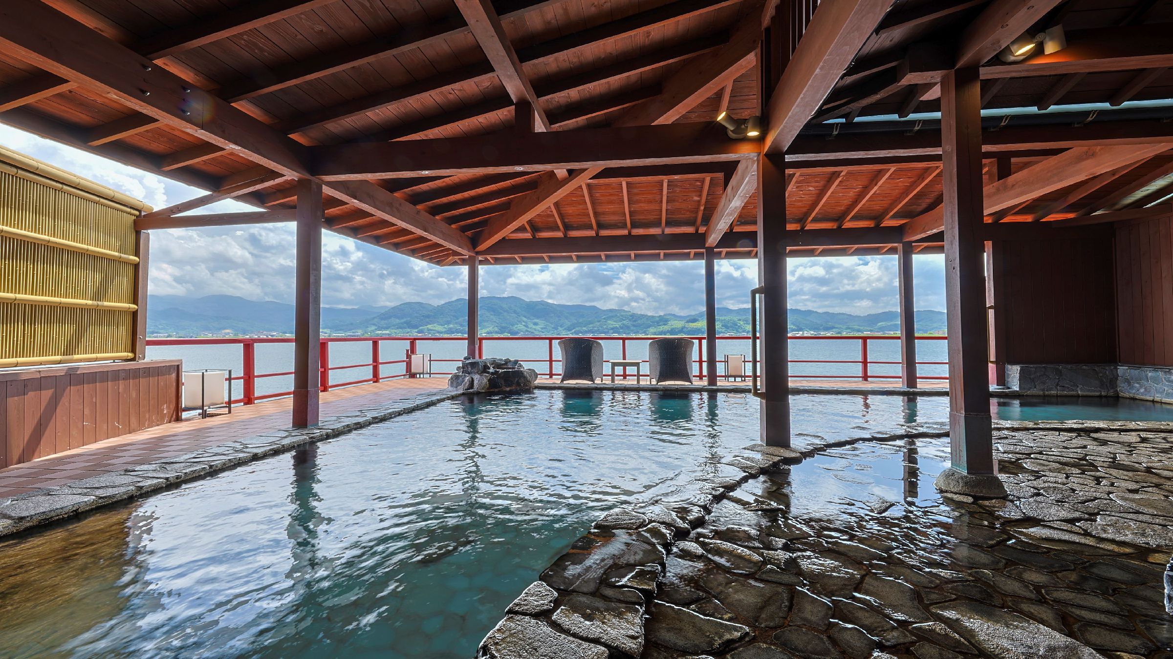 湖上露天風呂　朝陽の湯