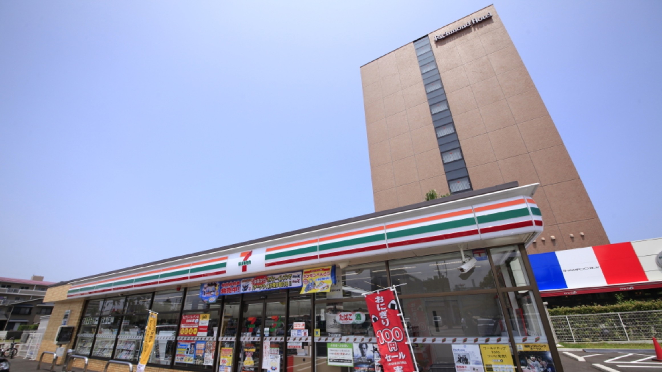 ホテルの隣はセブンイレブン