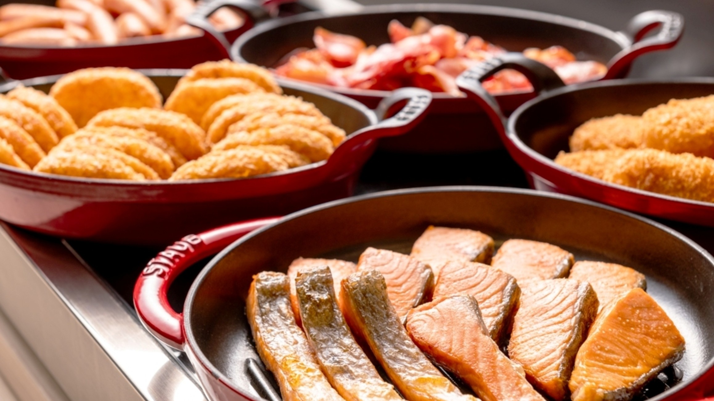 ビュッフェ　焼き魚・カニクリームコロッケ・ハッシュドポテト・ベーコン・ウィンナー