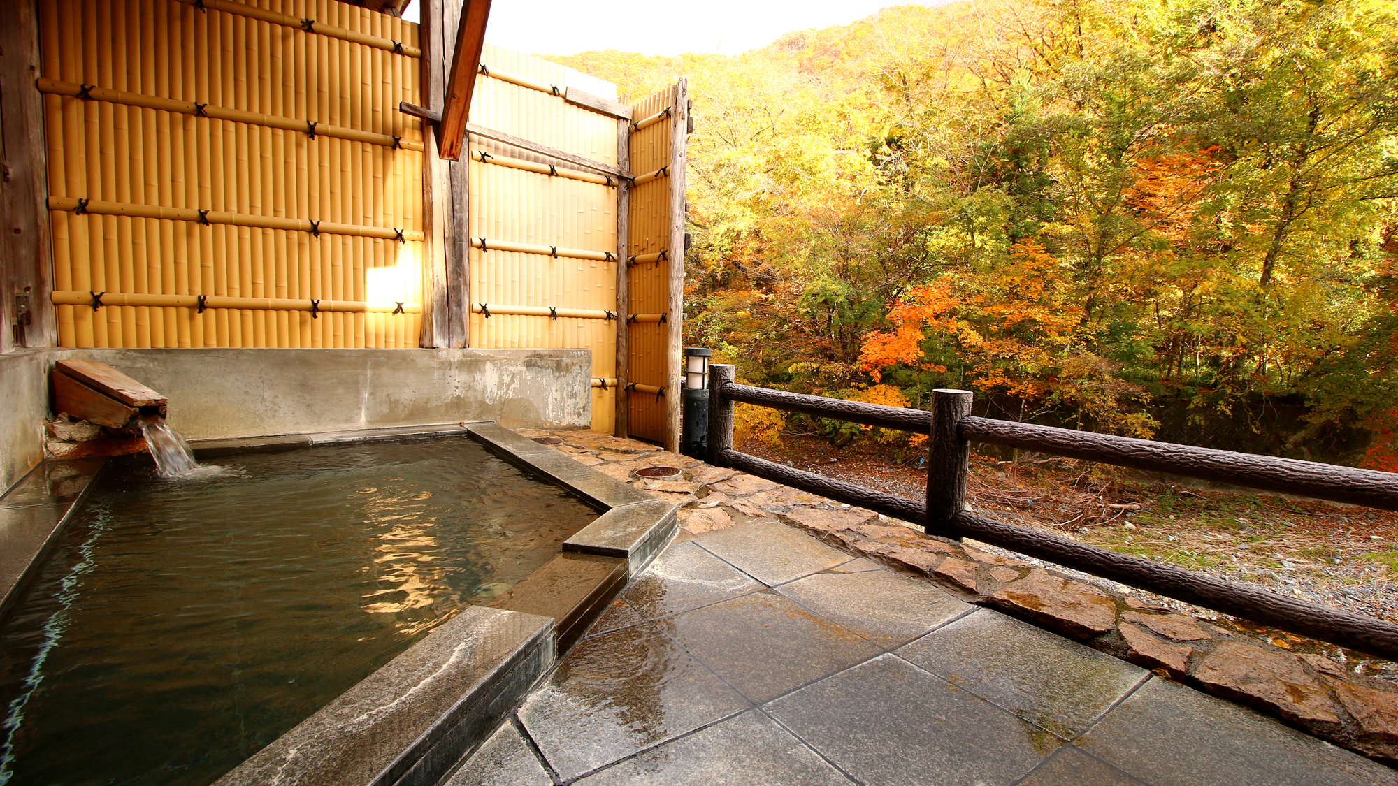 ＃【貸切風呂・御影石の湯】紅葉に染まった渓谷を眺めながらごゆっくりどうぞ♪