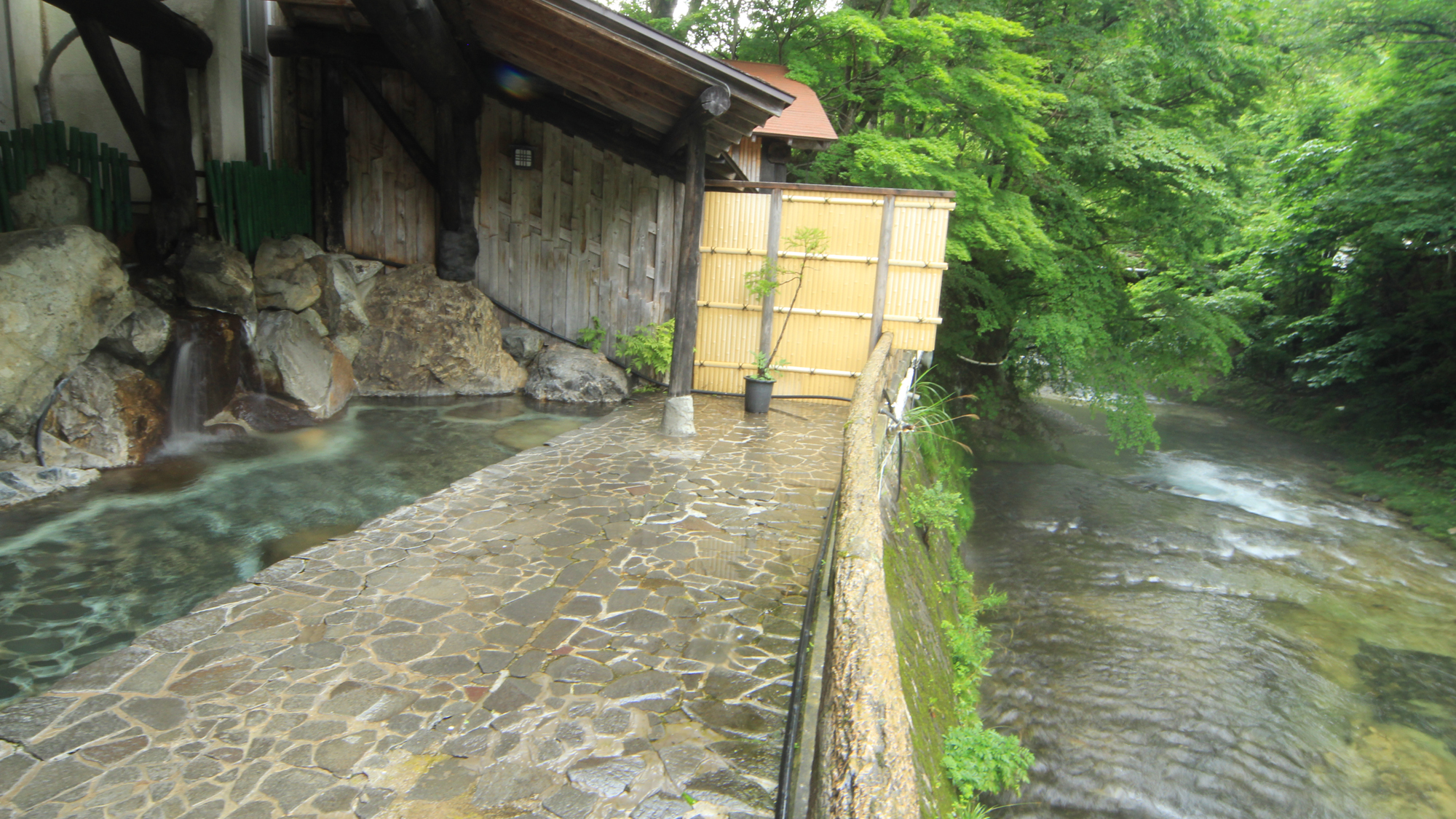 ＃【男湯】川のせせらぎを聞きながら温泉森林浴を楽しめます