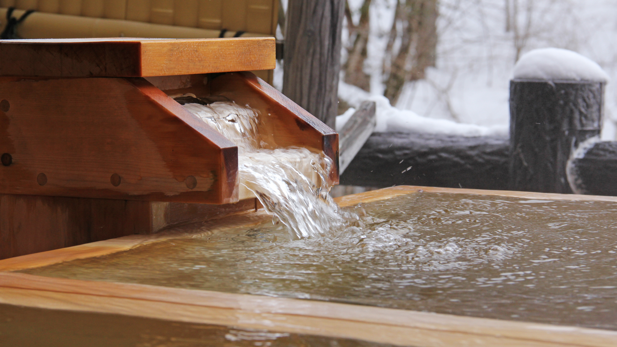 ＃ひんやりとした空気の中雪景色を眺めながら楽しむ温泉は格別です♪