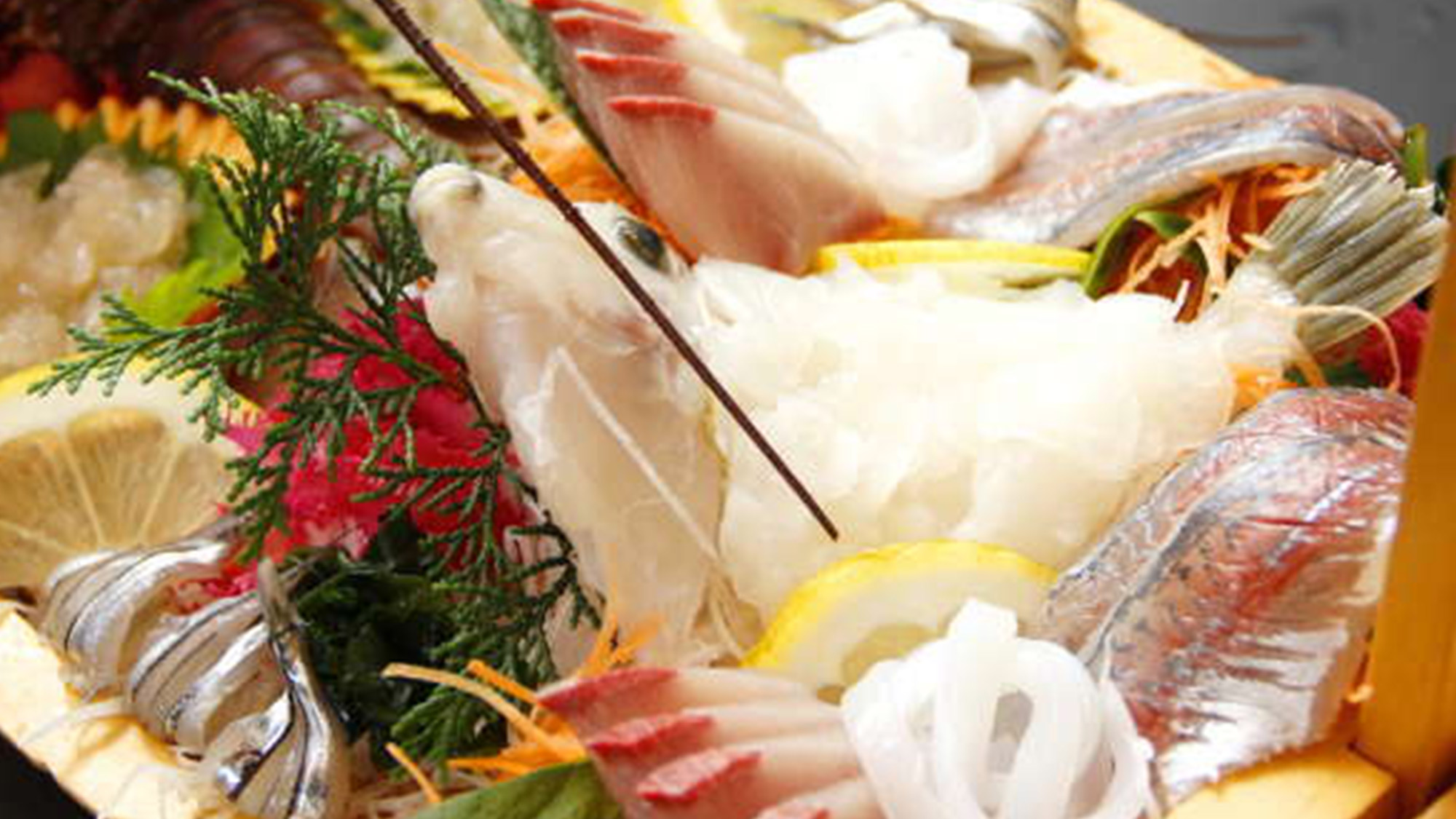 ・食事一例：厳選された旬の魚の刺身大漁盛り