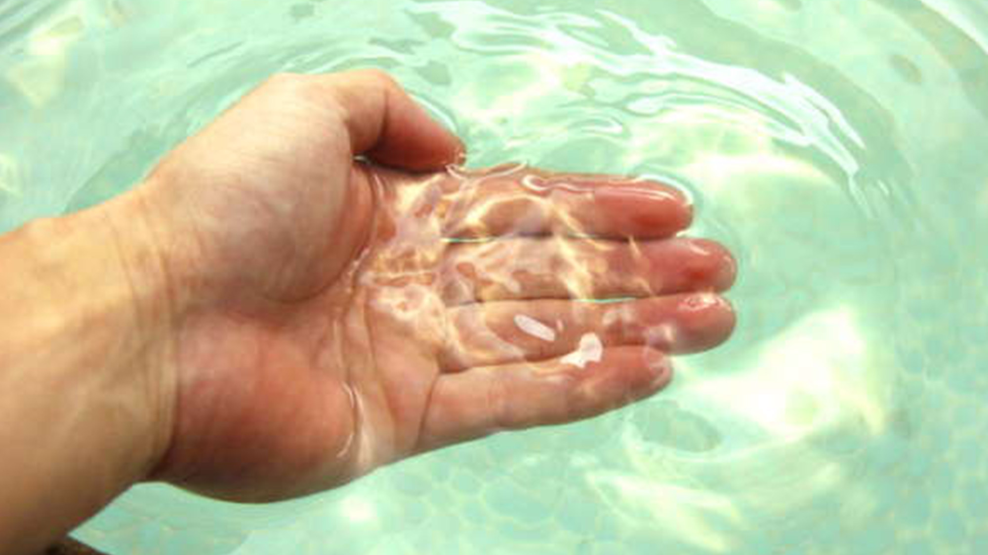 ・無色透明の天然温泉は飲用もOK！体の中からも温泉効能がお試しできます