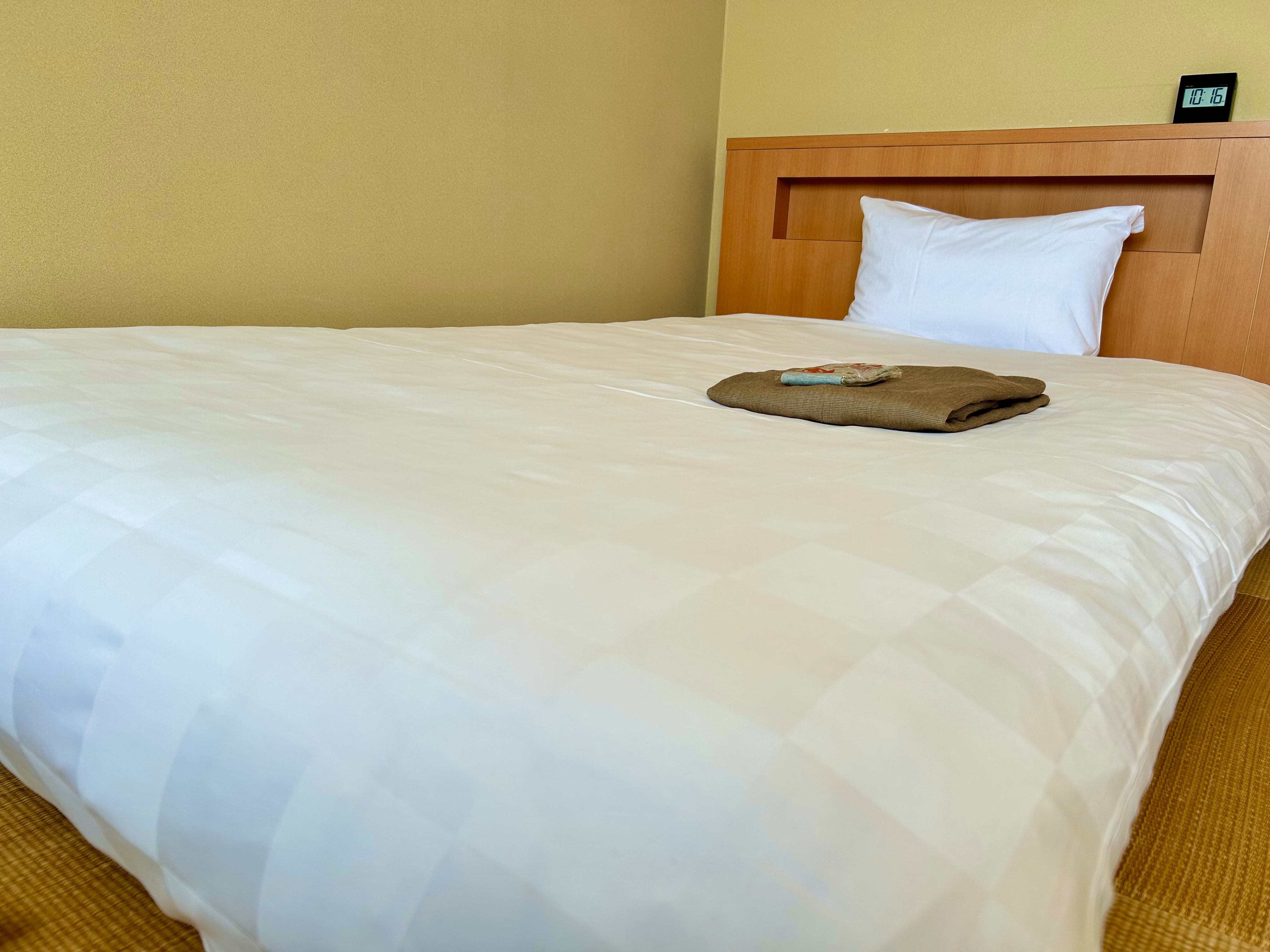 琉球畳のお部屋でベッドでくつろぐことができます。
