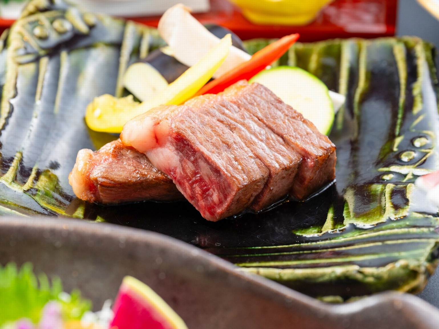 【料理長厳選】国産牛ステーキと旬の食材を盛り込んだ四季会席