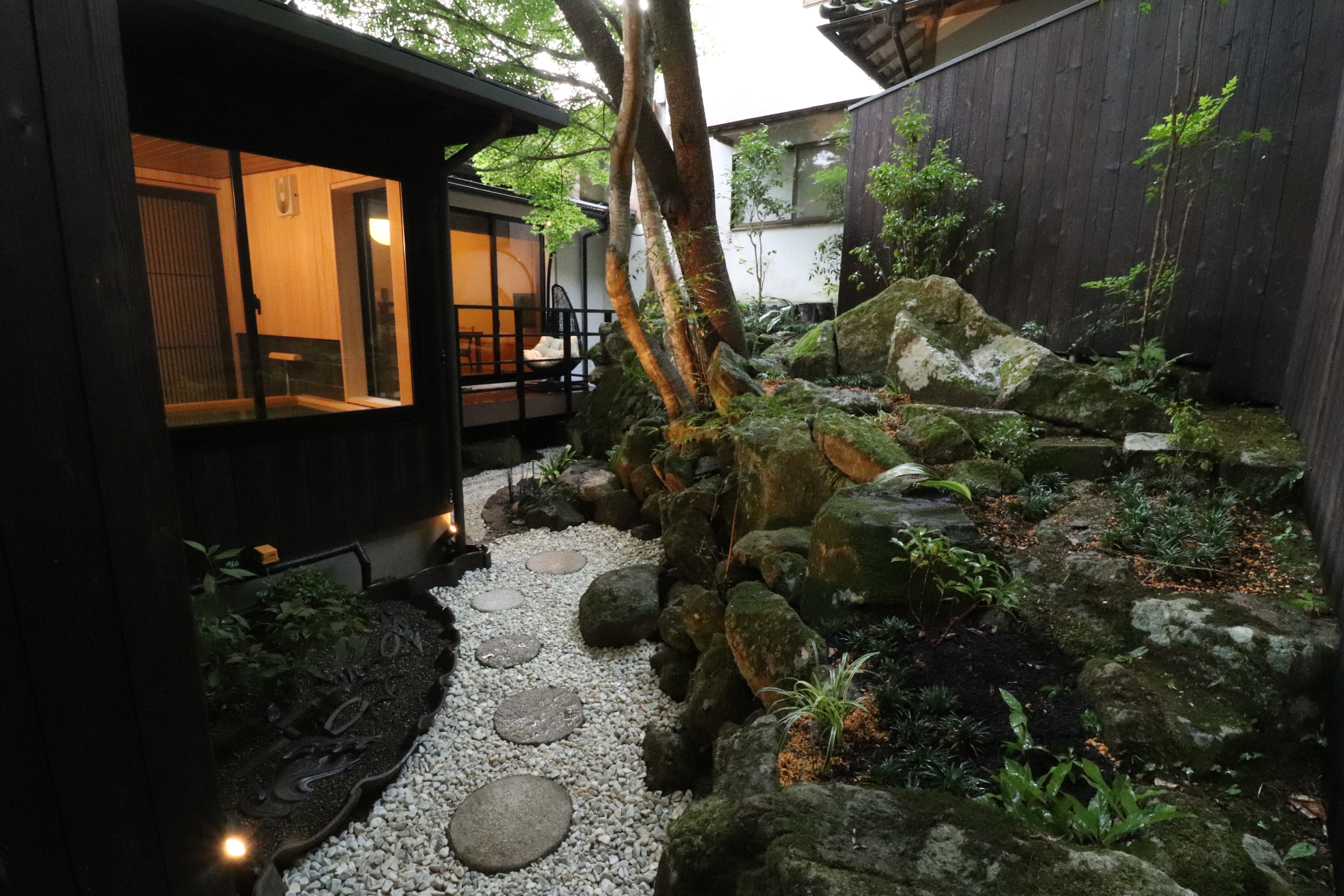 2024年7月改装◆椿館-山雲-◆中庭がついており露天風呂に抜ける事も出来ます。