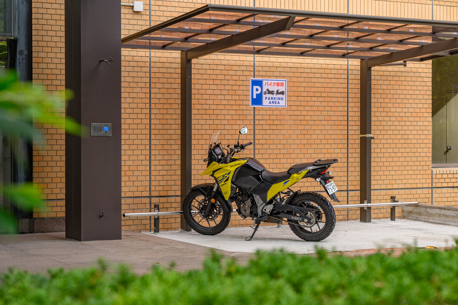 R8.バイク駐輪場