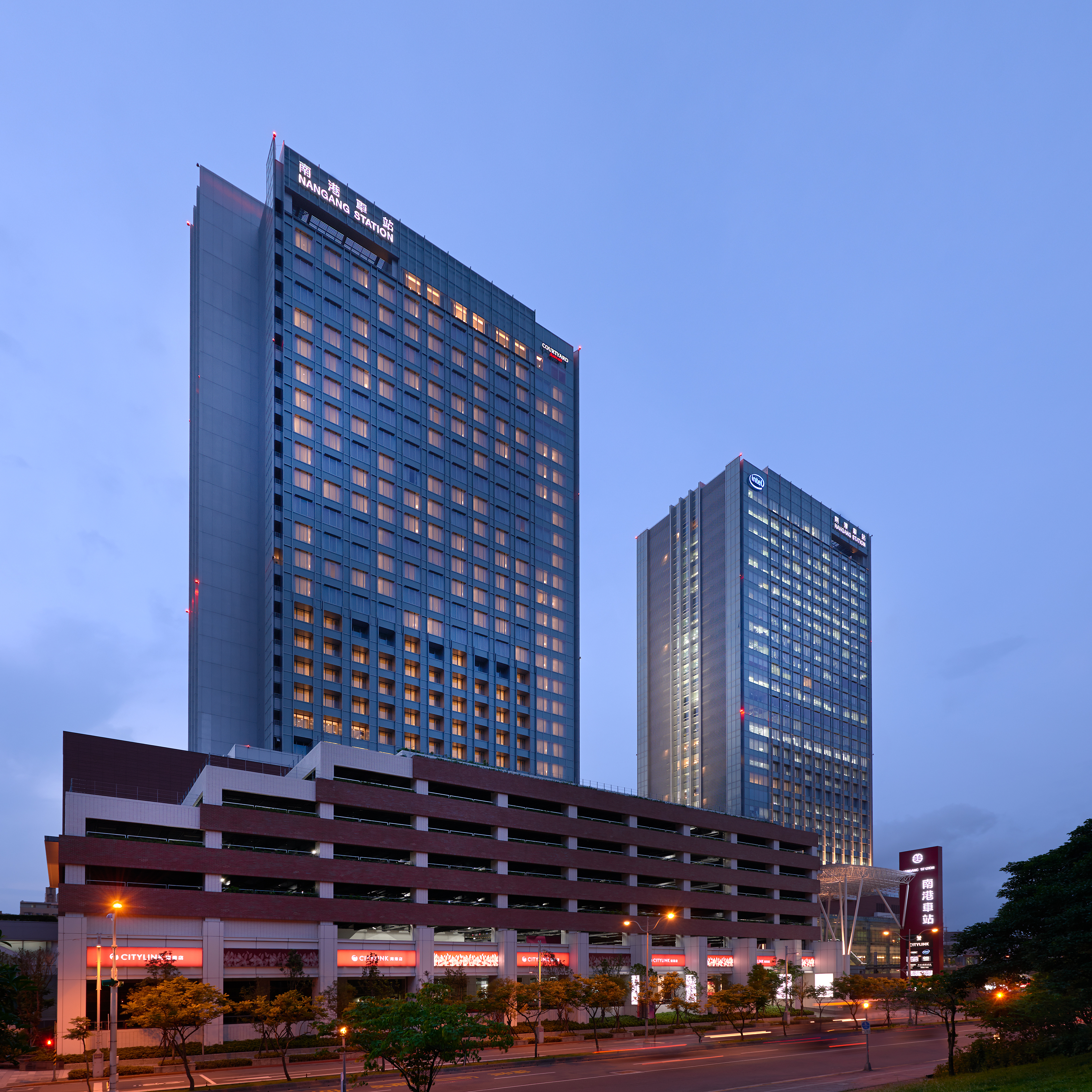 外観（夜）Exterior (Night)