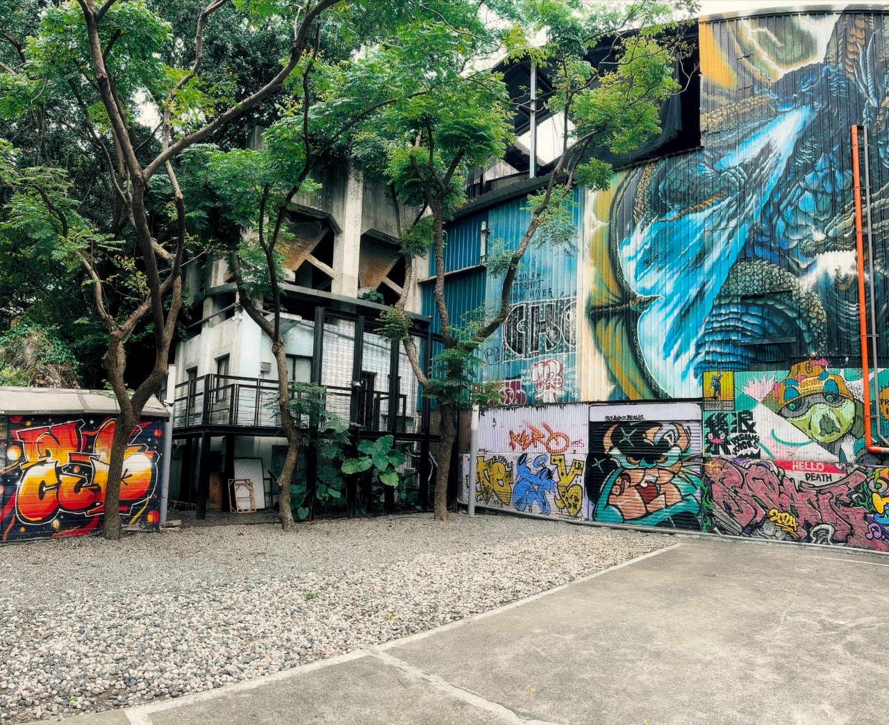 ホテル周辺　グラフィック飾りの公園