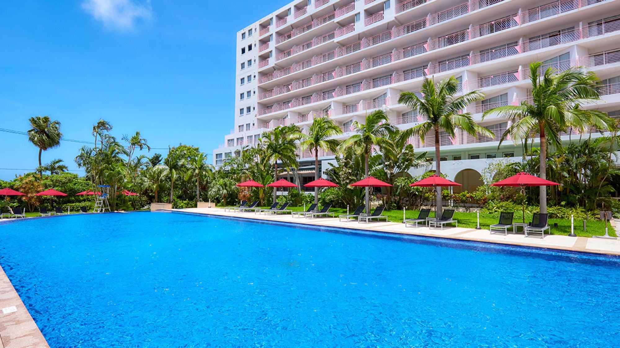 【もとぶエリアを満喫】系列ホテル「マハイナ」の屋内外プールも利用OK！アーリーサマープラン（朝食付）