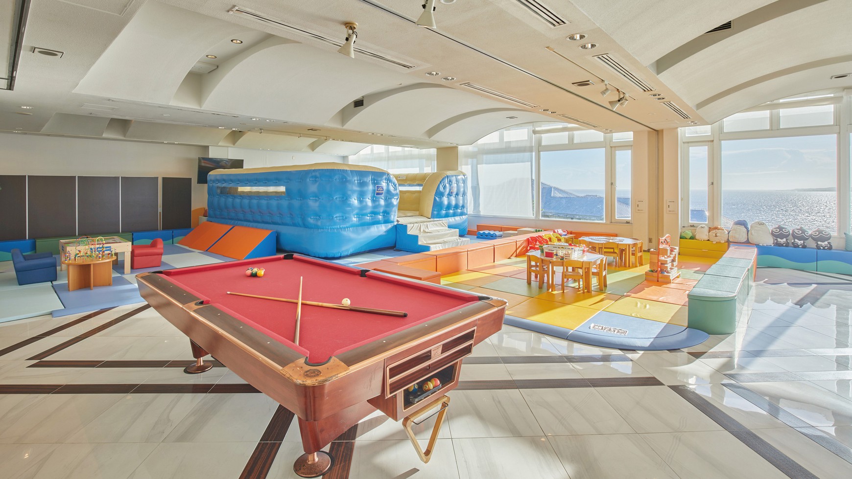 【もとぶエリアを満喫】系列ホテル「マハイナ」の屋内外プールも利用OK！アーリーサマープラン（朝食付）