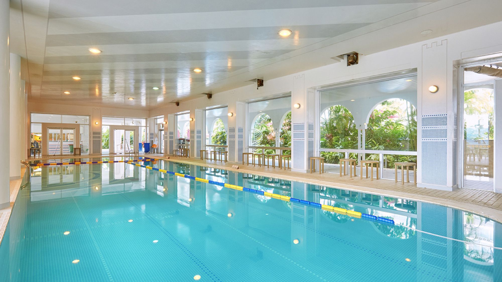 【もとぶエリアを満喫】系列ホテル「マハイナ」の屋内外プールも利用OK！アーリーサマープラン（朝食付）