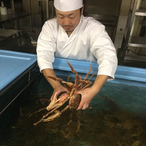 華山温泉　料理長　活蟹吟味中